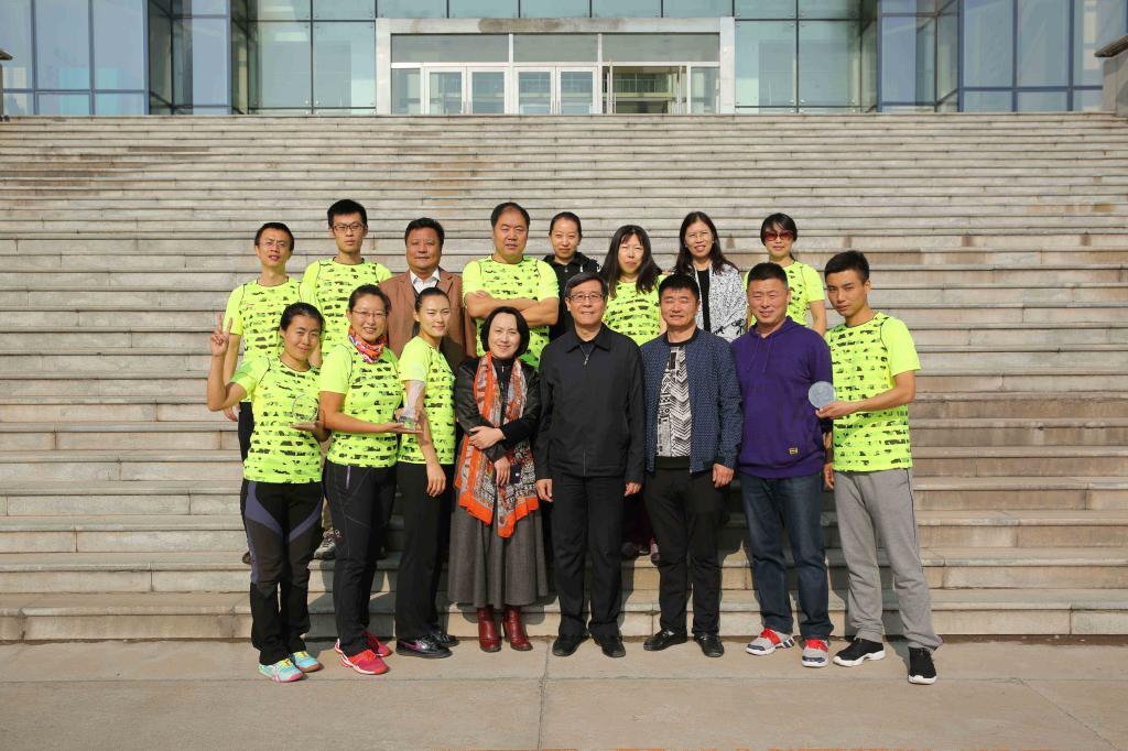 党委书记卓越及相关人员与参赛队员合影